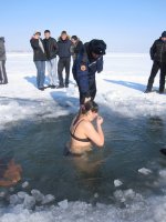 Крещенские купания на берегу Капчагайского водохранилища (19.01.2012) Сасанов Андрей Усюкина Ирина Зарецкая Ольга